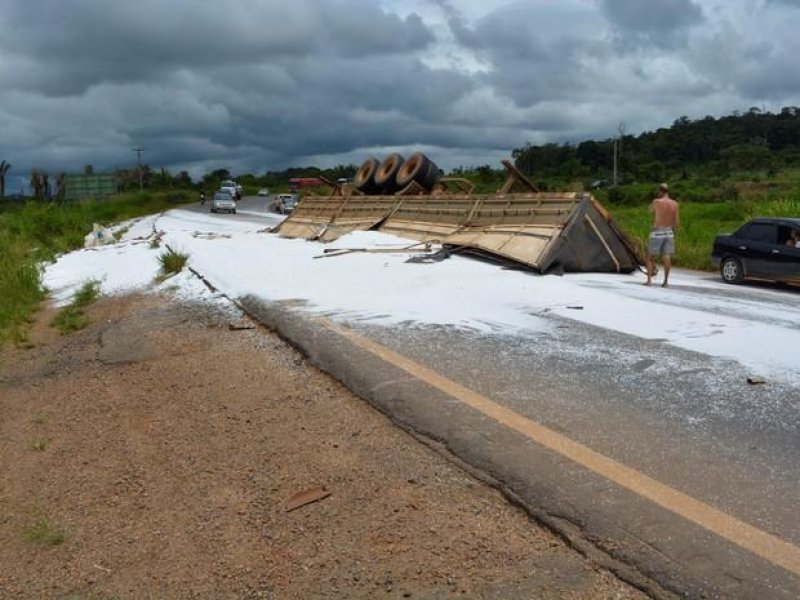 Carga de ureia de carreta tomba na BR-364 durante curva em Alto Paraíso