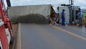 Colisão frontal entre carro e caminhão deixa 2 pessoas feridas na BR-364