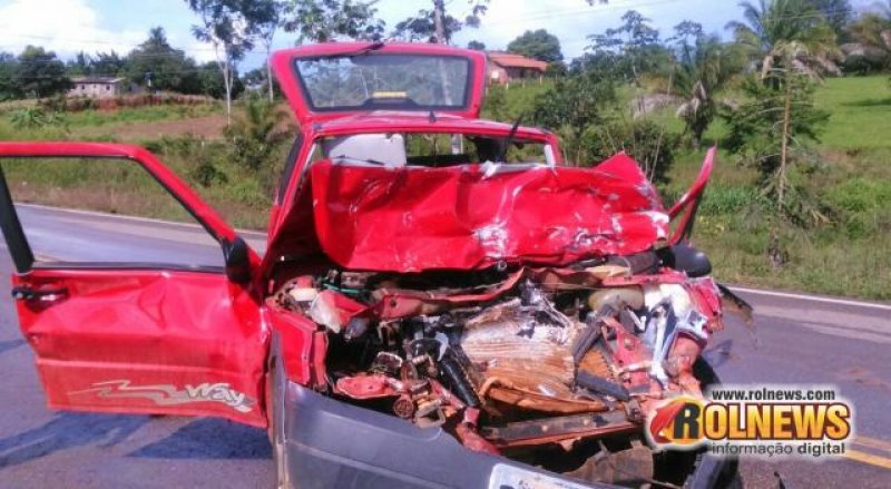 Grave acidente de trânsito envolvendo carro e caminhão deixa 04 pessoas feridas na RO-383