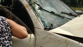 Cacoal: Camionete L200 da Sesau bate em barranco no bairro Alto da Boa Vista