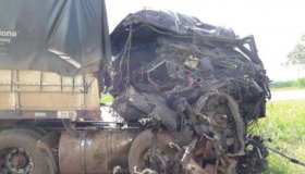 Duas carretas ficam destruídas em colisão na BR-364