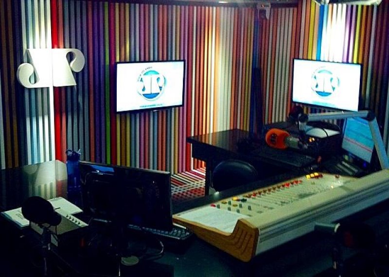 Jovem Pan FM começa a tocar música sertaneja na programação