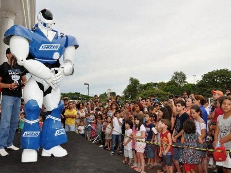 Lojas Gazin traz “Robô Gigante” para se apresentar em Rolim de Moura