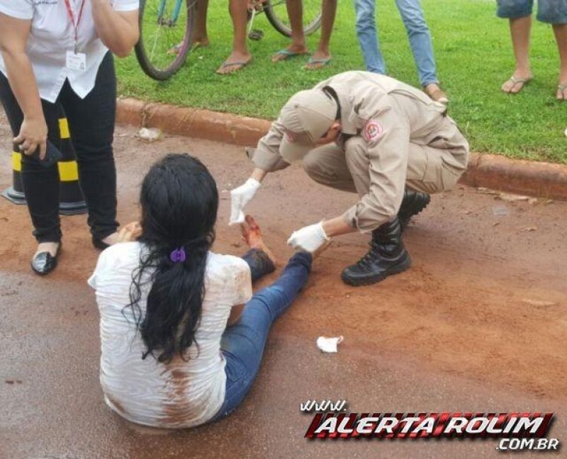 Mulher sofre acidente com moto após passar por buraco em Rolim de Moura