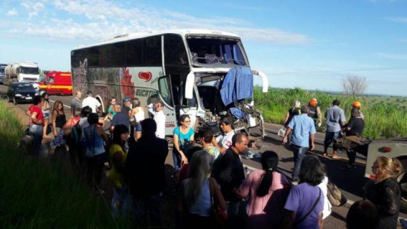 Ônibus de Rondônia colide com Carreta em Mato Grosso do Sul