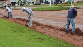 Presos do semiaberto limpam ruas e jardins de Cacoal