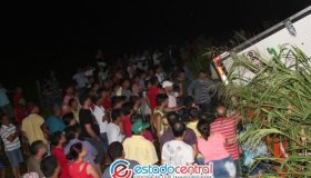 Mais de 200 pessoas cercam carreta de frangos tombada na 364 em Presidente...