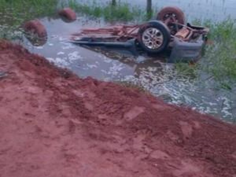 Motorista morre e passageiro fica ferido após carro cair em rio de Mirante da Serra