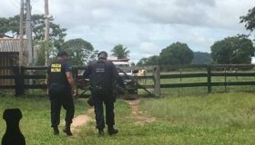 Assaltantes invadem sítio, amarram vítimas e roubam motocicleta e vários...