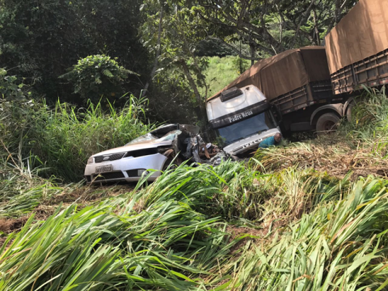 Grave acidente na BR-364 deixa um morto e três seriamente feridos