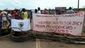 Militantes do MAB e moradores de Jaci fecham BR-364 para exigir reunião com...