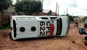 Viatura da polícia capota durante perseguição em Rolim de Moura
