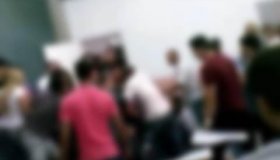 Acadêmicos se agridem dentro da sala de aula durante apresentação de...
