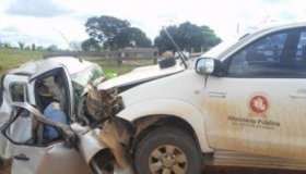 Acidente envolvendo carro oficial do MP deixa vítima presa às ferragens