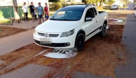 Ji-Paraná: Foto de homem passando com carro sobre tapetes em missa de Corpus...