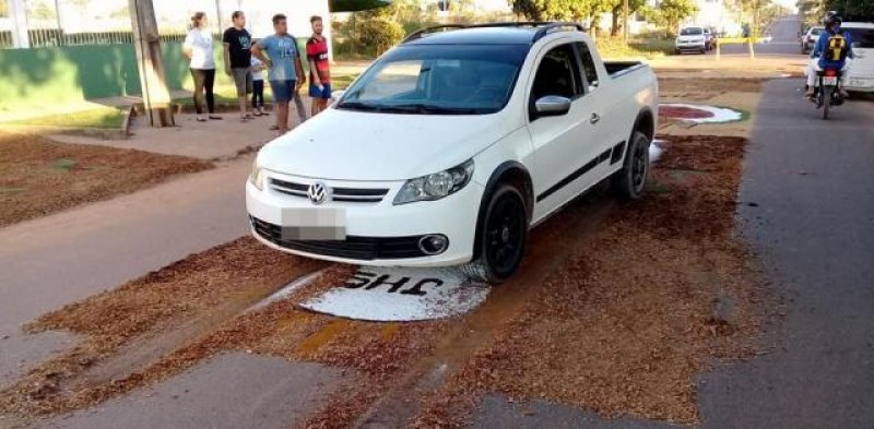 Ji-Paraná: Foto de homem passando com carro sobre tapetes em missa de Corpus Christi revolta fieis na internet