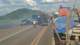 Fumaça de queimada causa acidente entre 6 veículos na BR-364 em Ariquemes