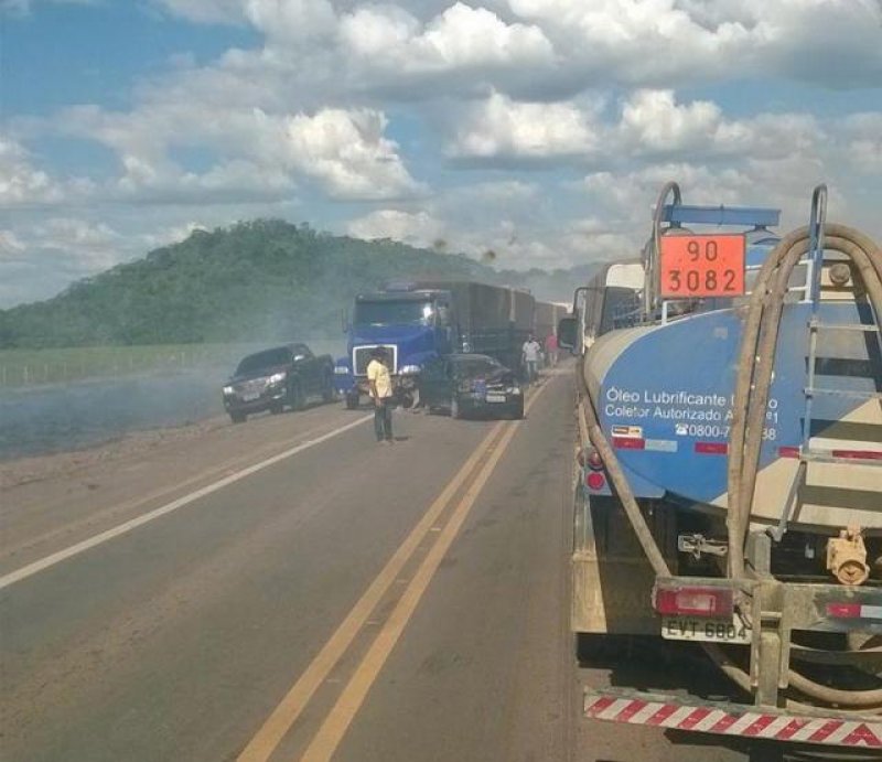 Fumaça de queimada causa acidente entre 6 veículos na BR-364 em Ariquemes