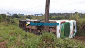 Ônibus tomba na BR-364 em Extrema, mata uma criança e deixa vários feridos