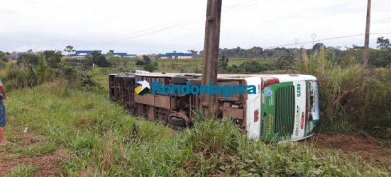 Ônibus tomba na BR-364 em Extrema, mata uma criança e deixa vários feridos
