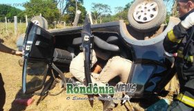 Rolim de Moura: Capotamento na linha 188 sul deixa vítima presa em ferragens