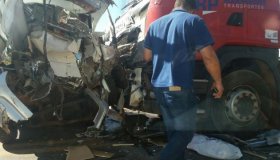 Pimenta Bueno: Carro funerário é prensado por carretas e caixão com cadáver...