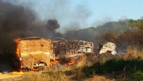 Colisão entre vários veículos causa incêndio e deixa 4 pessoas mortas na...