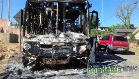 Santa Luzia: Ônibus que realiza excursões para Bolívia pega fogo durante a...