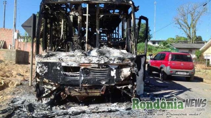 Santa Luzia: Ônibus que realiza excursões para Bolívia pega fogo durante a madrugada