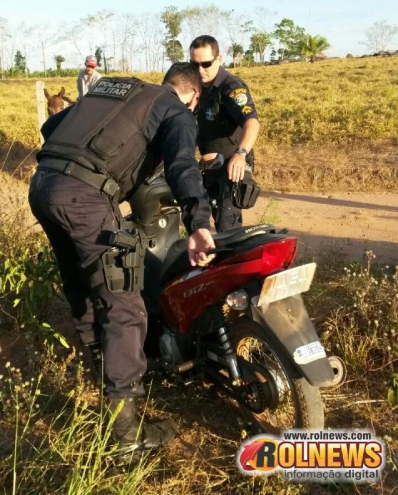 Policiais do núcleo de inteligência da PM de Cacoal recupera motocicleta biz furtada