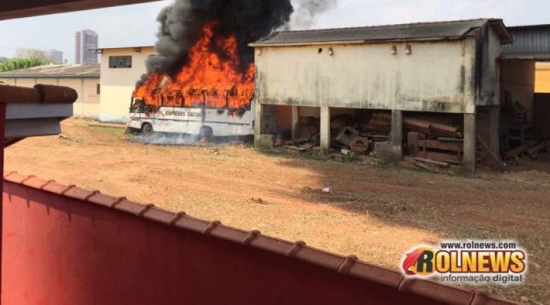 Usuários de drogas são suspeitos de incendiar ônibus ao lado do Corpo de Bombeiros em Cacoal