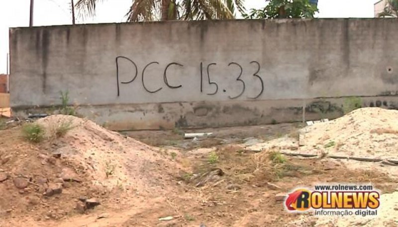 Apenado que alega ser integrante do PCC é flagrado pichando muro em Cacoal