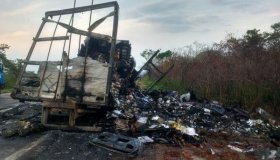 Dois acidentes quase simultâneos bloqueiam BR-364 por várias horas