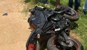 Pilotos ficam feridos em acidente entre motoneta e moto esportiva em Rolim