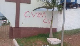 Muros do semiaberto e do cemitério são pichados com as siglas do Comando...