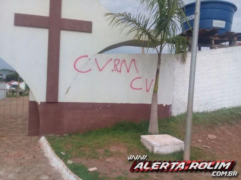 Muros do semiaberto e do cemitério são pichados com as siglas do Comando Vermelho em Rolim de Moura