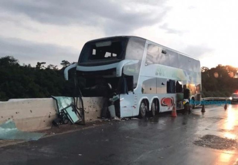 Ônibus colide em cabeceira de ponte na BR-364 e motorista fica preso às ferragens