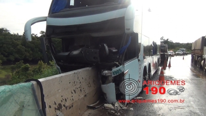 Vítimas de colisão com ônibus na cabeceira de ponte na BR-364 são identificadas