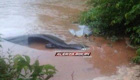 Empresário se joga de carro em movimento para não cair no rio, em Rolim de...
