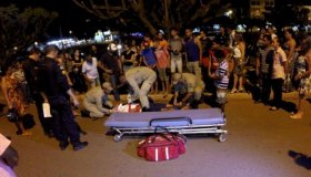 Motociclista atropela duas mulheres e uma criança na faixa de pedestres em...
