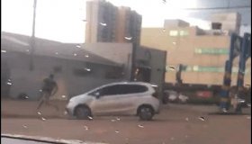 Vídeo: Mulher enfurecida atropela homem em Porto Velho
