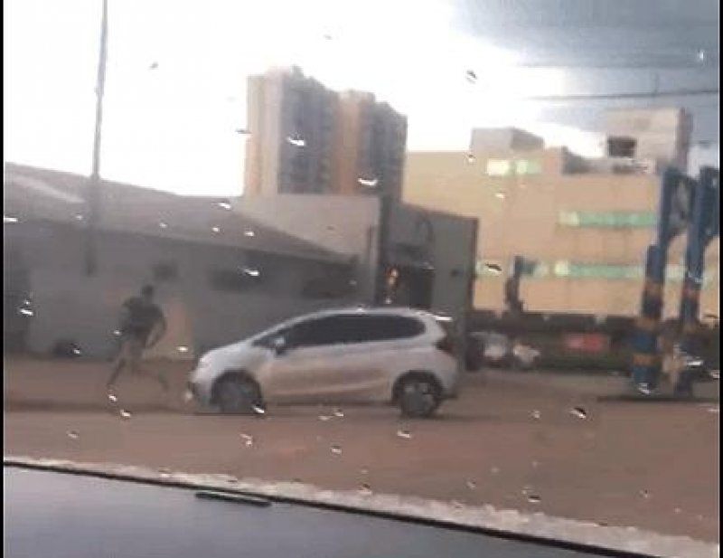 Vídeo: Mulher enfurecida atropela homem em Porto Velho