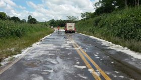 Caminhão tanque colide contra carreta carregada com sulfato de amônia na...