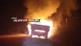 Camionete com manchas de sangue é incendiada na zona rural de Novo Horizonte