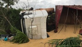 Carreta com soja tomba e BR-364 fica interditada em Presidente Médici