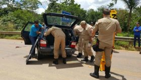 Carro colide em cabeceira de ponte após pneu estourar em Rolim de Moura