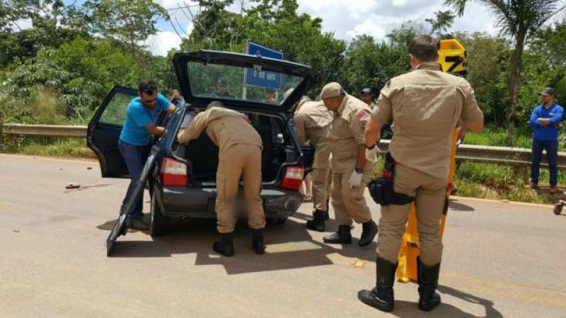 Carro colide em cabeceira de ponte após pneu estourar em Rolim de Moura