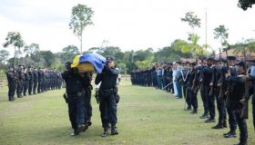 Com honras militares e muita emoção, policial morta em capotamento é...