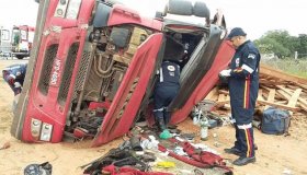 Motorista sofre mal súbito e caminhão tomba na BR-364