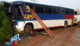 Uma pessoa morre em acidente envolvendo carreta, ônibus e caminhão na BR-364